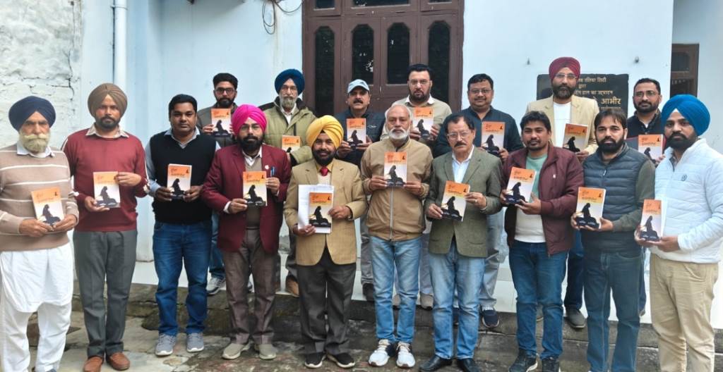गोपाल चंद कुलरियां द्वारा अनुदित पुस्तक कुंजा कुर्लाँदियाँ का लोक अर्पण